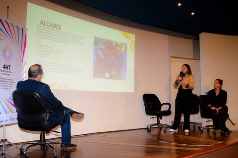 Fotografia de painel de debate com pesquisadores e setor público em evento da UNIGRANRIO.'