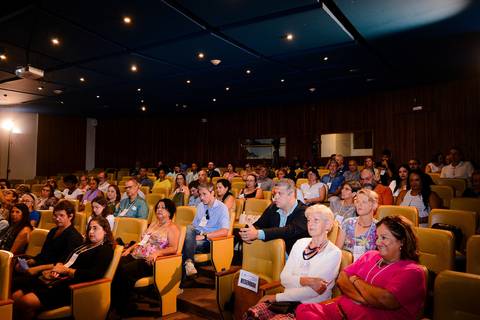 Visão geral da plateia e auditório em evento acadêmico e de mercado no Museu Histórico Nacional.'