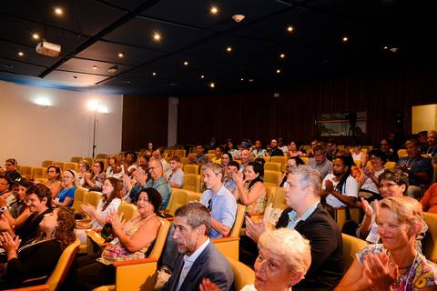 Visão geral da plateia e auditório em evento acadêmico e de mercado no Museu Histórico Nacional.'