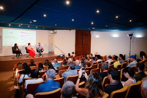 Visão geral da plateia e auditório em evento acadêmico e de mercado no Museu Histórico Nacional.'