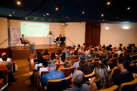 Visão geral da plateia e auditório em evento acadêmico e de mercado no Museu Histórico Nacional.'