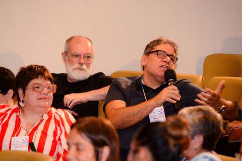 membro da platéia faz pergunta em evento realizado no auditório do Museu Histórico Nacional'