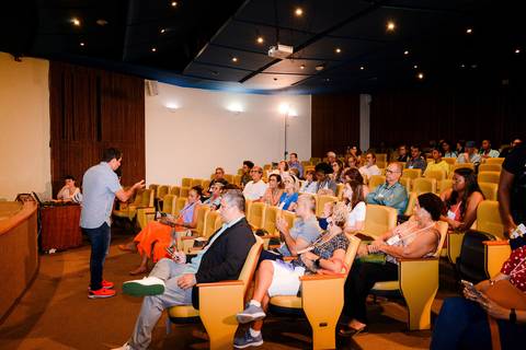 Fotógrafo de eventos no RJ registrando interação entre palestrantes e sociedade civil em congresso.'