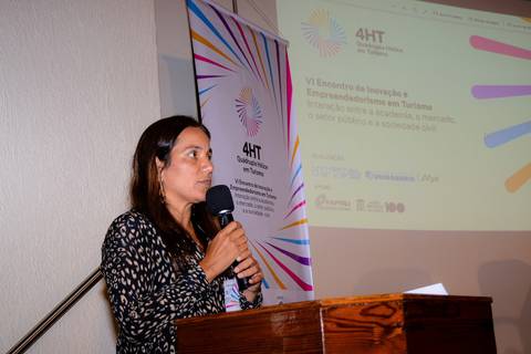 Close profissional de palestrante durante evento de inovação e turismo no Rio de Janeiro.'