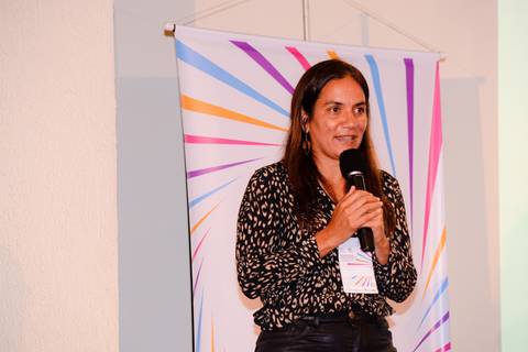 Close profissional de palestrante durante evento de inovação e turismo no Rio de Janeiro.'