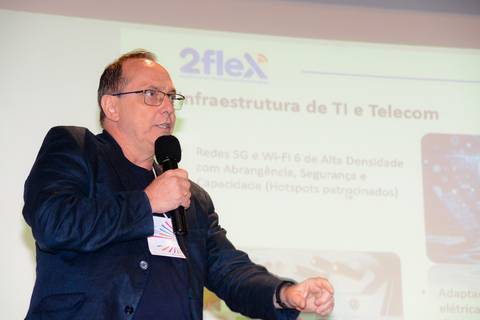 Close profissional de palestrante durante evento de inovação e turismo no Rio de Janeiro.'