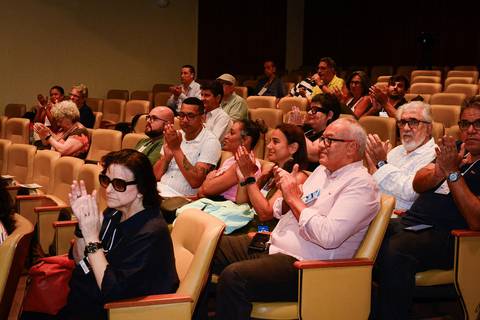 Plateia atenta durante congresso de inovação e saúde, capturando o engajamento do público em ambiente institucional.'