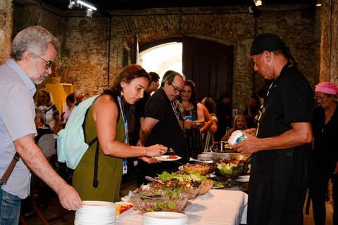 público durante o almoço que foi servido em evento corporativo fotografado no Museu Histórico Nacional'