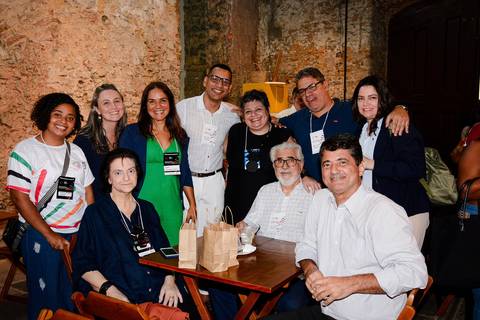 Interação e networking entre empresários e pesquisadores em evento de turismo responsável no Museu Histórico Nacional.'