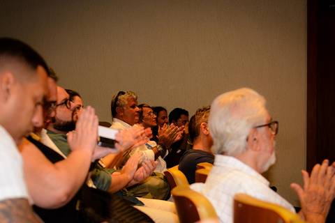 Plateia atenta durante congresso de inovação e saúde, capturando o engajamento do público em ambiente institucional.'
