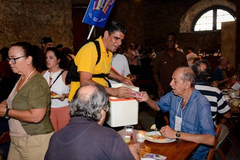 Interação e networking entre empresários e pesquisadores em evento de turismo responsável no Museu Histórico Nacional'