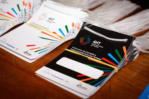 Detalhe de material informativo e branding do evento da UNIGRANRIO sobre redes de empreendedorismo.'