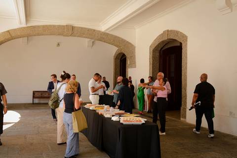 Ambientação de evento corporativo de alto padrão nos pátios do Museu Histórico Nacional, destacando a arquitetura e a organização'