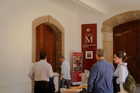 Ambientação de evento corporativo de alto padrão nos pátios do Museu Histórico Nacional, destacando a arquitetura e a organização'