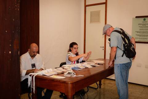 Registro de credenciamento e recepção de convidados em seminário acadêmico e empresarial de luxo no RJ'