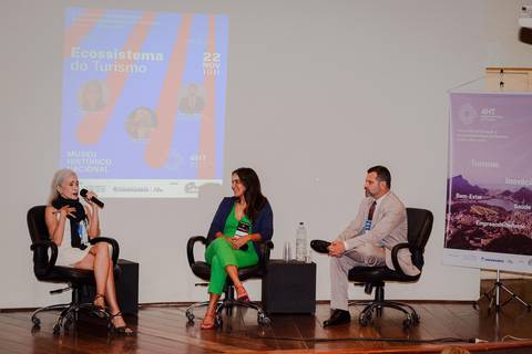 Painel de debate sobre inovação em saúde e turismo no Museu Histórico Nacional, Rio de Janeiro, com especialistas e acadêmicos.'