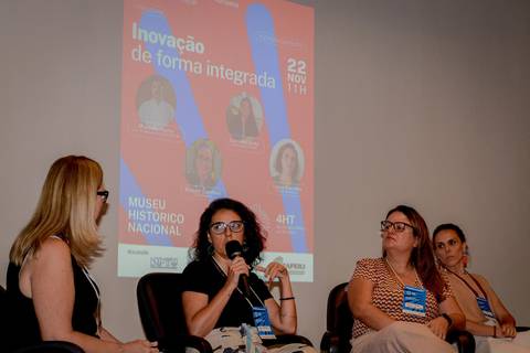 Painel de debate sobre inovação em saúde e turismo no Museu Histórico Nacional, Rio de Janeiro, com especialistas e acadêmicos.'