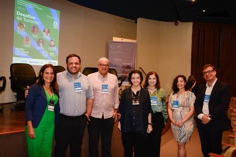 Interação e networking entre empresários e pesquisadores em evento de turismo responsável no Museu Histórico Nacional'