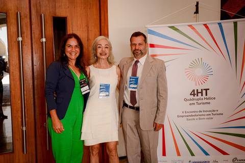 Interação e networking entre empresários e pesquisadores em evento de turismo responsável no Museu Histórico Nacional'