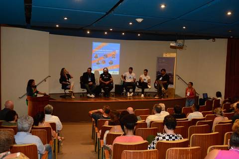 Palestra institucional da UNIGRANRIO focada em empreendedorismo e bem-estar durante evento corporativo no RJ'