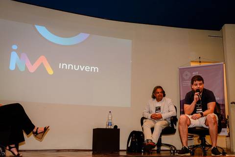 Painel de debate sobre inovação em saúde e turismo no Museu Histórico Nacional, Rio de Janeiro, com especialistas e acadêmicos'