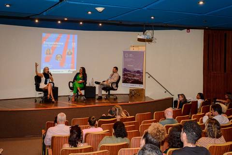 Visão geral do auditório preparado para o V Encontro de Inovação em Turismo da UNIGRANRIO, focado em saúde e bem-estar'