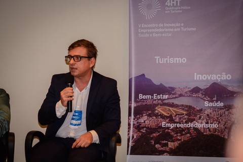 Painel de debate sobre inovação em saúde e turismo no Museu Histórico Nacional, Rio de Janeiro, com especialistas e acadêmicos.'