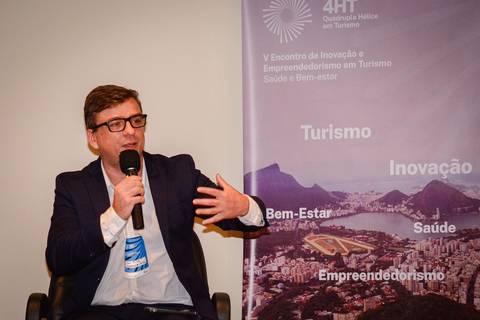 Palestra institucional da UNIGRANRIO focada em empreendedorismo e bem-estar durante evento corporativo no RJ.'