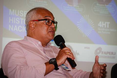 Painel de debate sobre inovação em saúde e turismo no Museu Histórico Nacional, Rio de Janeiro, com especialistas e acadêmicos.'