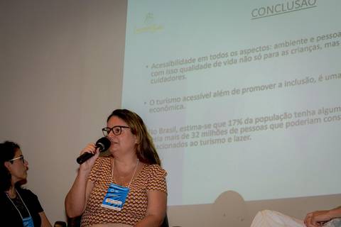 Painel de debate sobre inovação em saúde e turismo no Museu Histórico Nacional, Rio de Janeiro, com especialistas e acadêmicos.'