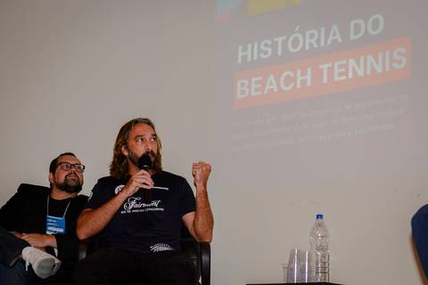 Painel de debate sobre inovação em saúde e turismo no Museu Histórico Nacional, Rio de Janeiro, com especialistas e acadêmicos.'