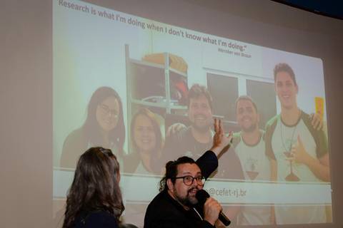 Palestra institucional da UNIGRANRIO focada em empreendedorismo e bem-estar durante evento corporativo no RJ.'