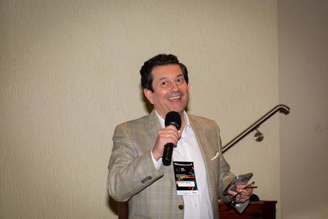 Palestra institucional da UNIGRANRIO focada em empreendedorismo e bem-estar durante evento corporativo no RJ.'