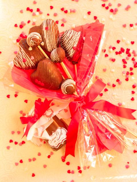 Foto de um buquê de doces e um pote de brigadeiro.'