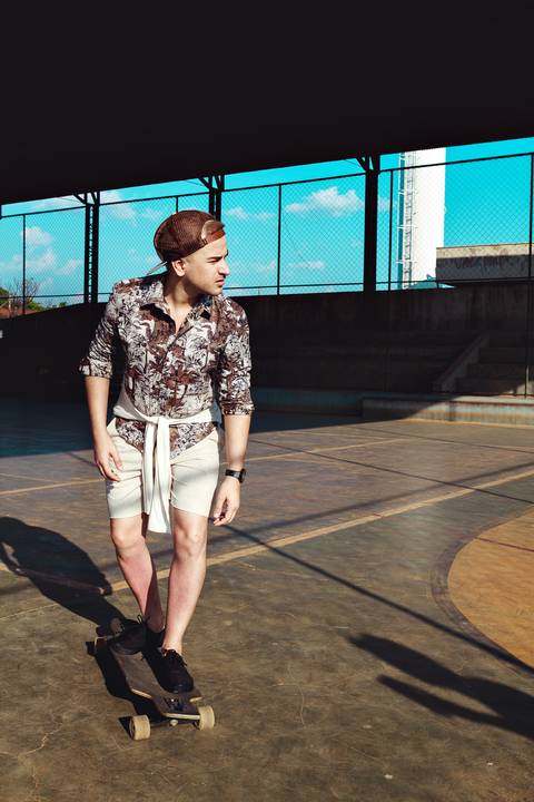 Modelo olhando para o lado vestindo looks para fotografia'