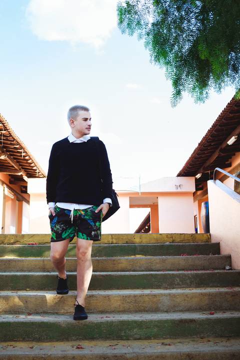 Modelo olhando para o lado vestindo looks para fotografia'