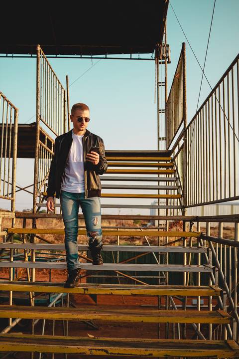 Modelo olhando para o lado vestindo looks para fotografia'