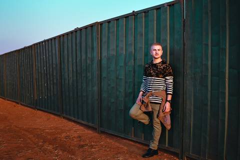 Modelo olhando para o lado vestindo looks para fotografia'