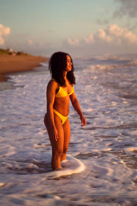 Fotografia feminina, ensaio praiano, ensaio feminino praia, ensaio nascer do sol, fotógrafo ilha de guriri es, fotógrafo em São Mateus ES, Shanti Amaral Fotografia.'