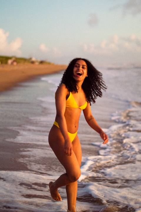 Fotografia feminina, ensaio praiano, ensaio feminino praia, ensaio nascer do sol, fotógrafo ilha de guriri es, fotógrafo em São Mateus ES, Shanti Amaral Fotografia.'