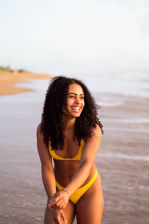 Fotografia feminina, ensaio praiano, ensaio feminino praia, ensaio nascer do sol, fotógrafo ilha de guriri es, fotógrafo em São Mateus ES, Shanti Amaral Fotografia.'