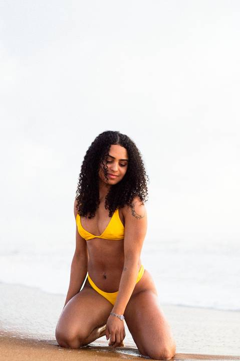 Fotografia feminina, ensaio praiano, ensaio feminino praia, ensaio nascer do sol, fotógrafo ilha de guriri es, fotógrafo em São Mateus ES, Shanti Amaral Fotografia.'