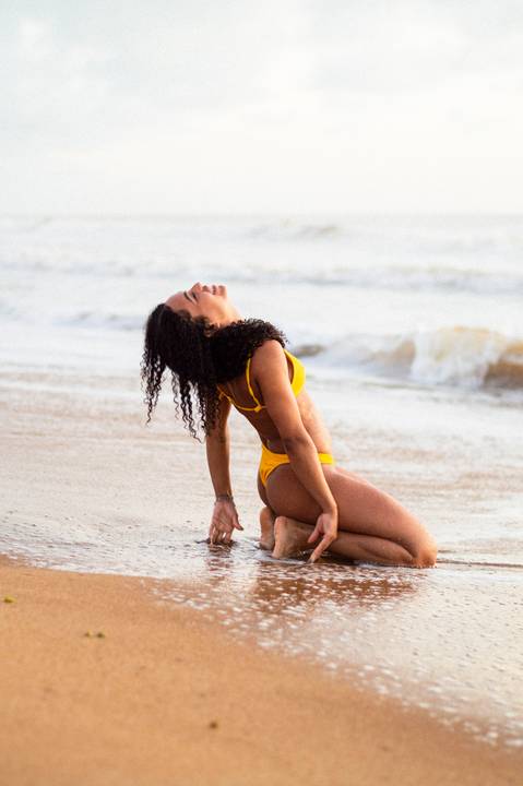 Fotografia feminina, ensaio praiano, ensaio feminino praia, ensaio nascer do sol, fotógrafo ilha de guriri es, fotógrafo em São Mateus ES, Shanti Amaral Fotografia.'