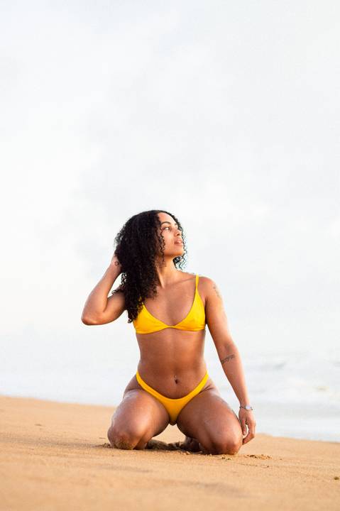 Fotografia feminina, ensaio praiano, ensaio feminino praia, ensaio nascer do sol, fotógrafo ilha de guriri es, fotógrafo em São Mateus ES, Shanti Amaral Fotografia.'