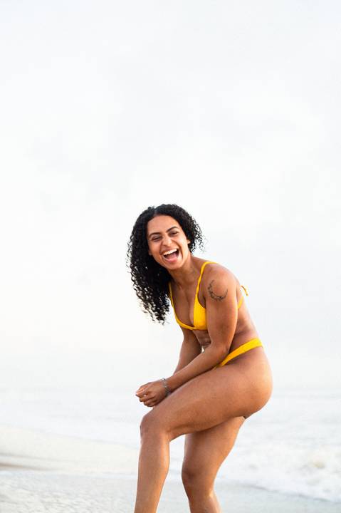 Fotografia feminina, ensaio praiano, ensaio feminino praia, ensaio nascer do sol, fotógrafo ilha de guriri es, fotógrafo em São Mateus ES, Shanti Amaral Fotografia.'