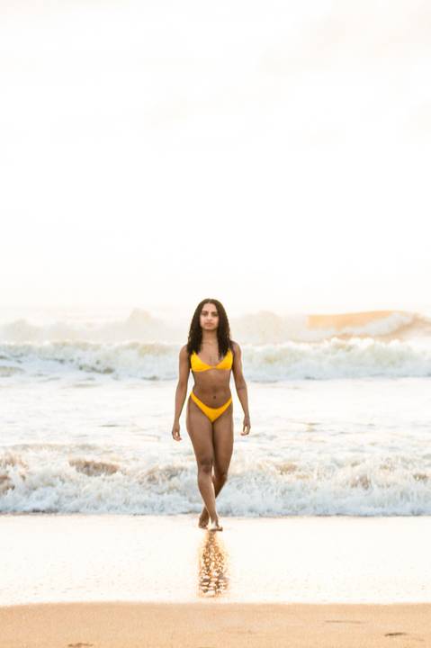 Fotografia feminina, ensaio praiano, ensaio feminino praia, ensaio nascer do sol, fotógrafo ilha de guriri es, fotógrafo em São Mateus ES, Shanti Amaral Fotografia.'