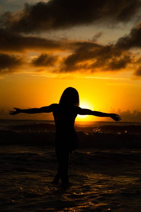Fotografia feminina, ensaio praiano, ensaio feminino praia, ensaio nascer do sol, fotógrafo ilha de guriri es, fotógrafo em São Mateus ES, Shanti Amaral Fotografia.'