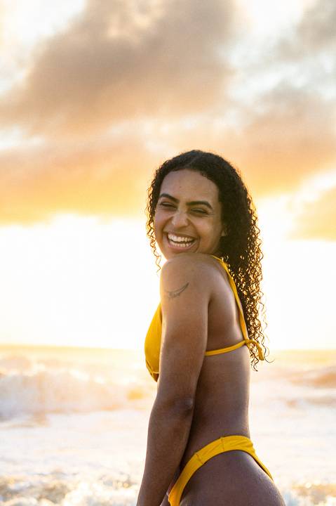 Fotografia feminina, ensaio praiano, ensaio feminino praia, ensaio nascer do sol, fotógrafo ilha de guriri es, fotógrafo em São Mateus ES, Shanti Amaral Fotografia.'
