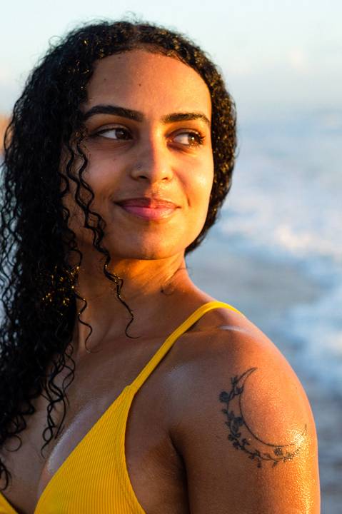 Fotografia feminina, ensaio praiano, ensaio feminino praia, ensaio nascer do sol, fotógrafo ilha de guriri es, fotógrafo em São Mateus ES, Shanti Amaral Fotografia.'
