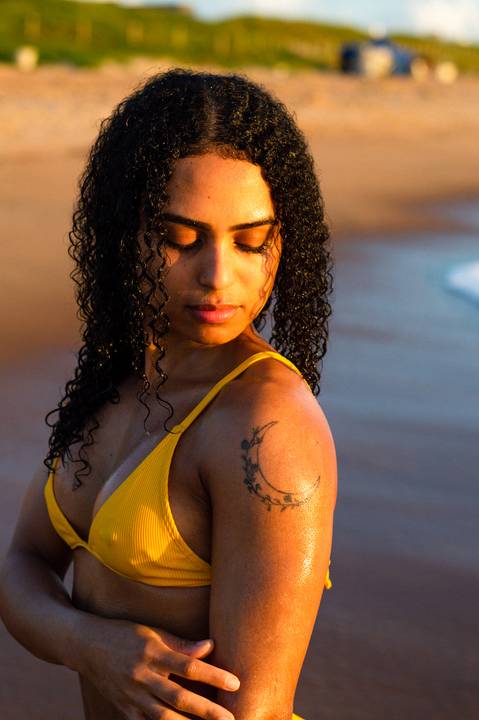 Fotografia feminina, ensaio praiano, ensaio feminino praia, ensaio nascer do sol, fotógrafo ilha de guriri es, fotógrafo em São Mateus ES, Shanti Amaral Fotografia.'
